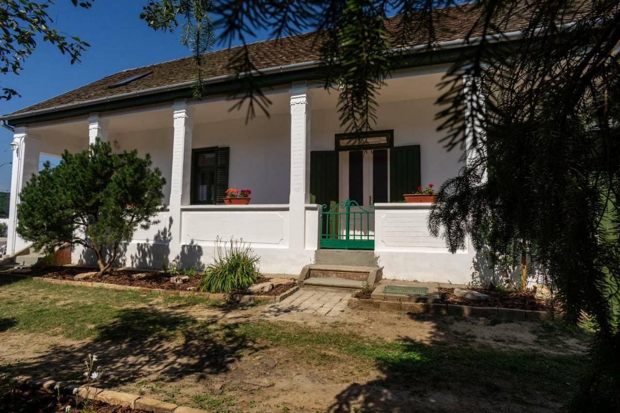 Vaj Bisztro Es Vendeghaz Apartment Palkonya Exterior photo